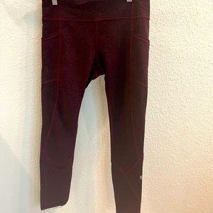 Lululemon Size 8 Capris. These are in EXCELLENT NEW CONDITION zero flaws.